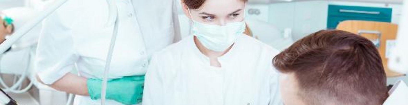 Studenci stomatologii na zajęciach Uniwersytet Medyczny